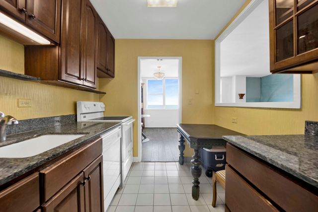 6301 N Sheridan Road 14L, Chicago, IL 60660