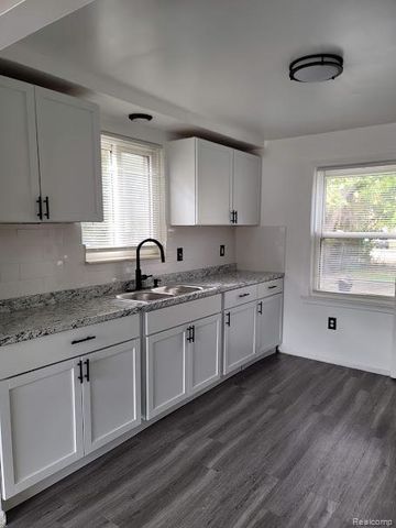 16871 Pierson Street, Detroit, MI 48219