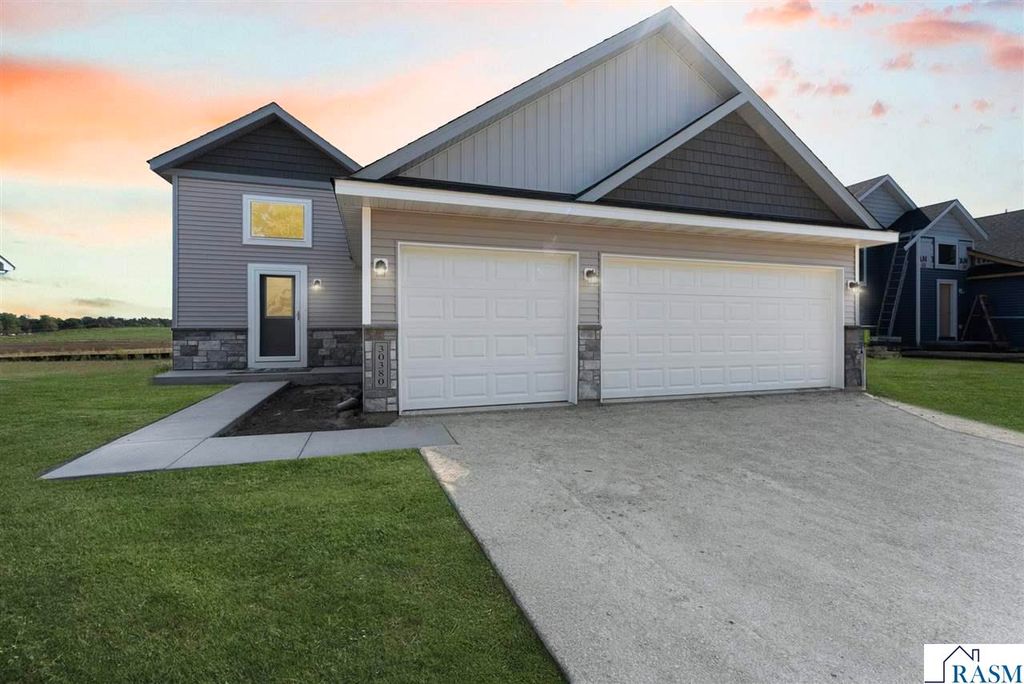 2025 Aster Lane, Mankato, MN 56001