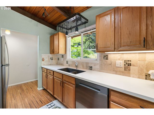 975 E 44TH Ave, Eugene, OR 97405