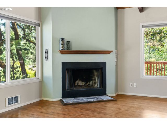 975 E 44TH Ave, Eugene, OR 97405
