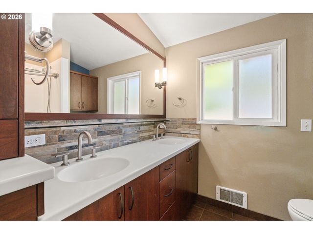 975 E 44TH Ave, Eugene, OR 97405