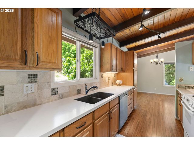 975 E 44TH Ave, Eugene, OR 97405
