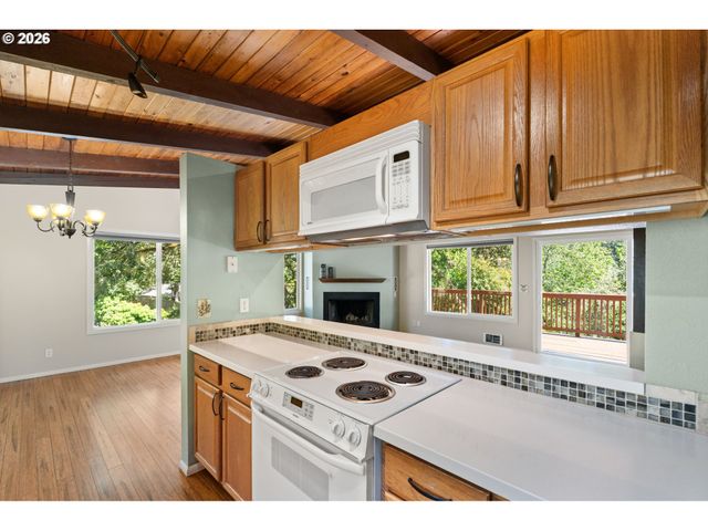 975 E 44TH Ave, Eugene, OR 97405