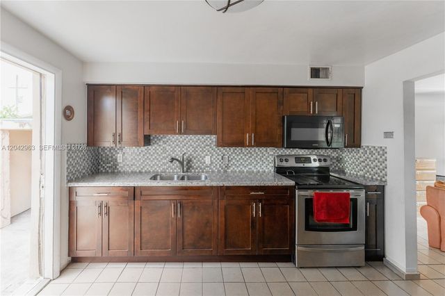 9265 SW 38th St, Miami, FL 33165