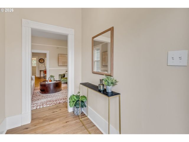648 Se 20TH Ave, Portland, OR 97214