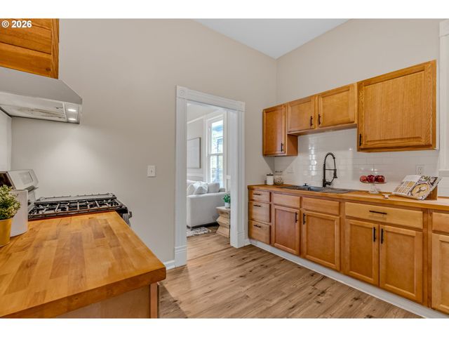 648 Se 20TH Ave, Portland, OR 97214