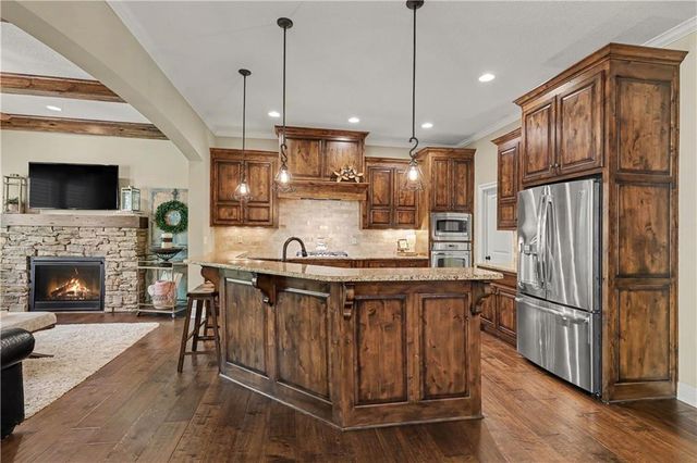 9404 W 163rd Place, Overland Park, KS 66085