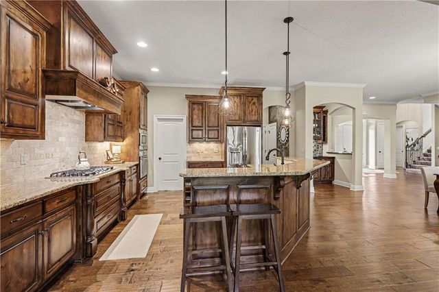 9404 W 163rd Place, Overland Park, KS 66085