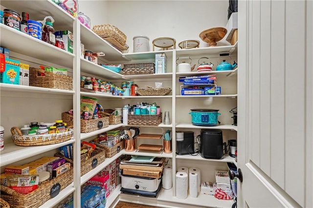 9404 W 163rd Place, Overland Park, KS 66085