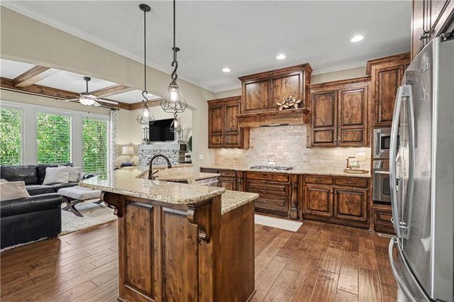 9404 W 163rd Place, Overland Park, KS 66085