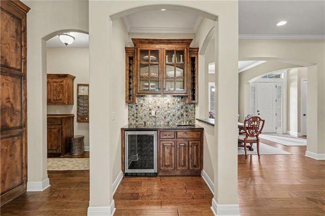 9404 W 163rd Place, Overland Park, KS 66085