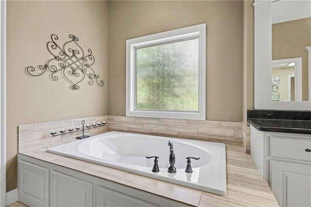 9404 W 163rd Place, Overland Park, KS 66085