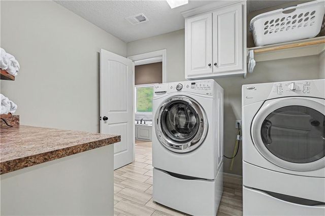 9404 W 163rd Place, Overland Park, KS 66085