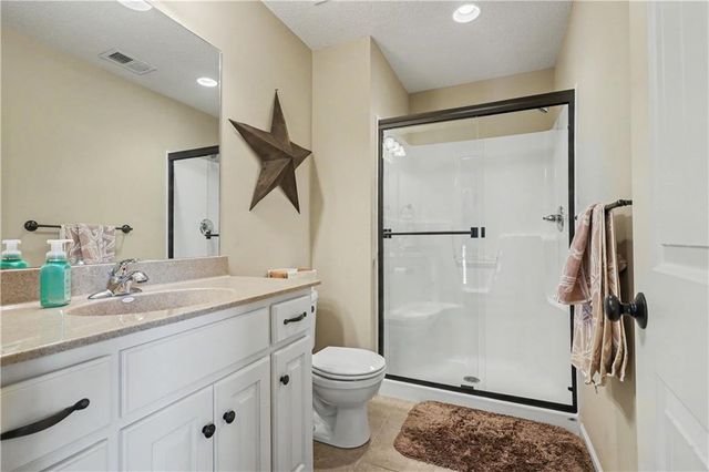 9404 W 163rd Place, Overland Park, KS 66085