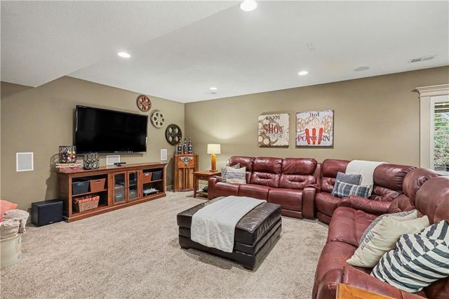 9404 W 163rd Place, Overland Park, KS 66085