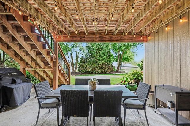 9404 W 163rd Place, Overland Park, KS 66085