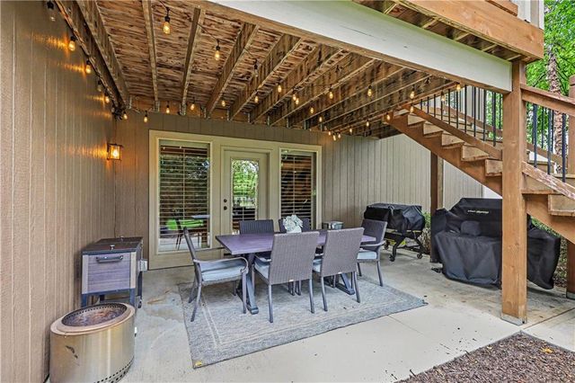 9404 W 163rd Place, Overland Park, KS 66085