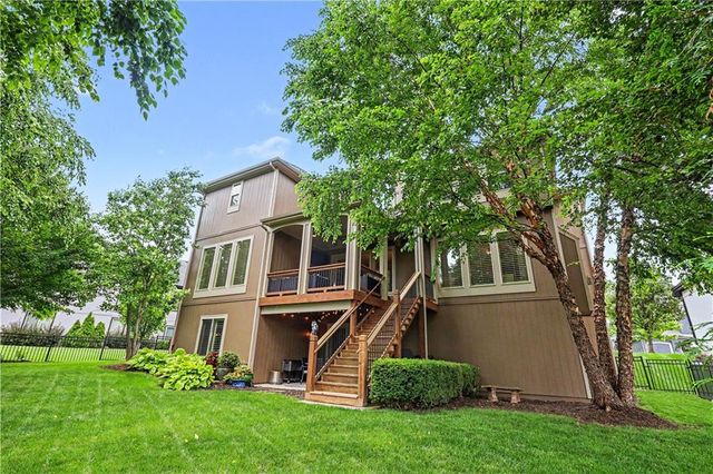 9404 W 163rd Place, Overland Park, KS 66085