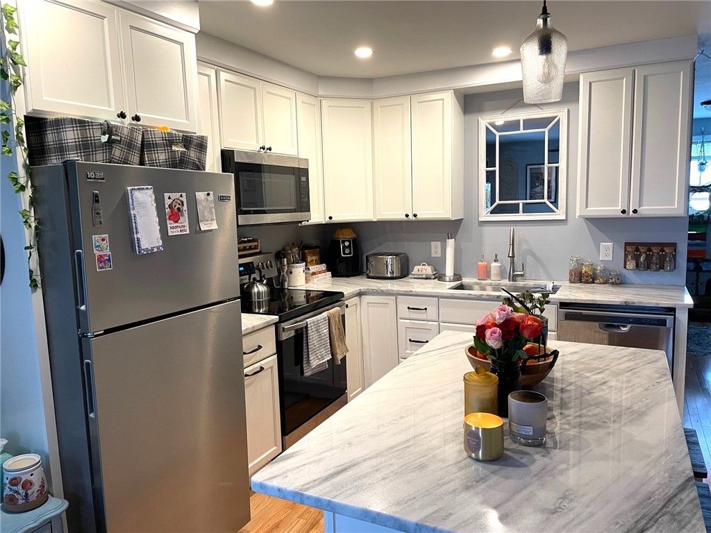 15 Third School Street 1, Bristol, RI 02809