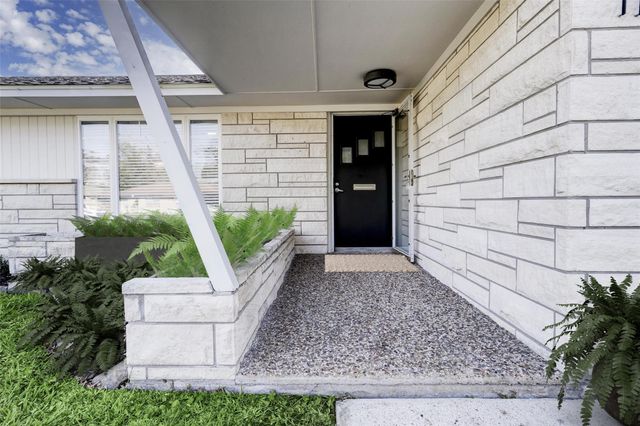 1111 Stonecrest Drive, Houston, TX 77018