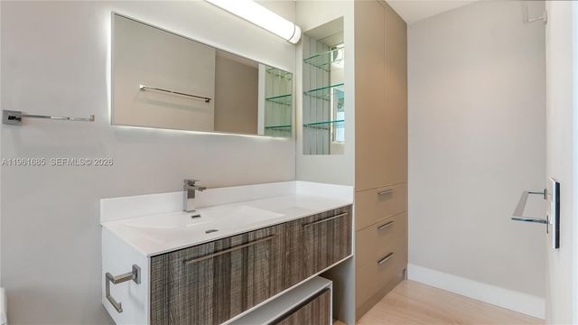 60 SW 13th St 4200, Miami, FL 33130