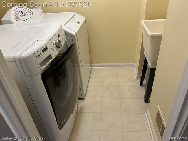 134 Legacy Park Circle, Dearborn Heights, MI 48127