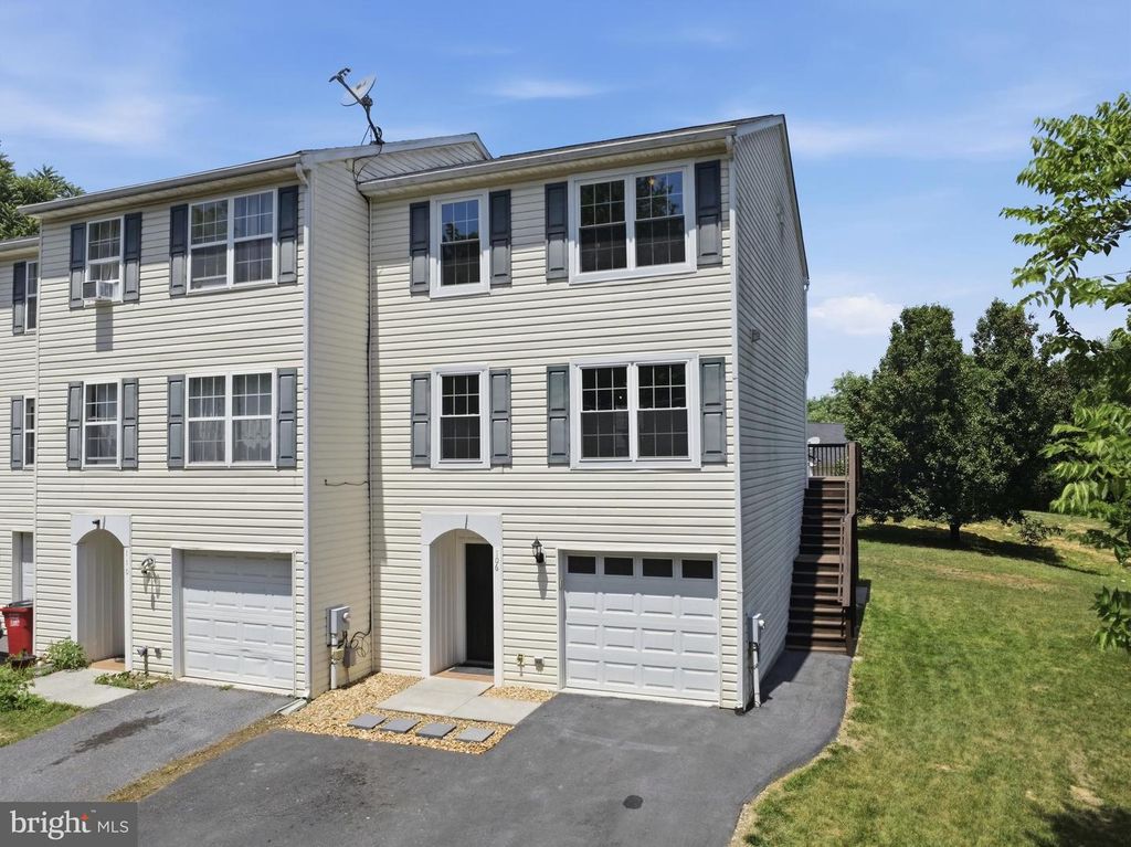 106 SIR WASHINGTON ST, Inwood, WV 25428