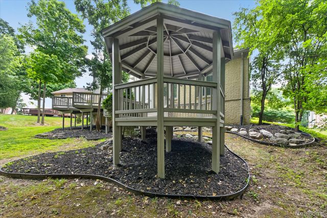 38808 Lancaster Drive, Farmington, MI 48331