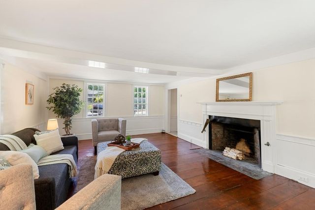 106 High St, Ipswich, MA 01938