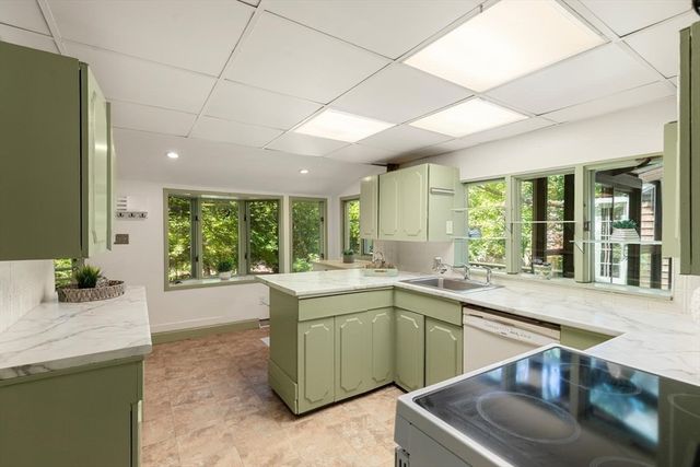 106 High St, Ipswich, MA 01938