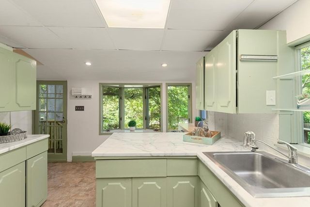 106 High St, Ipswich, MA 01938