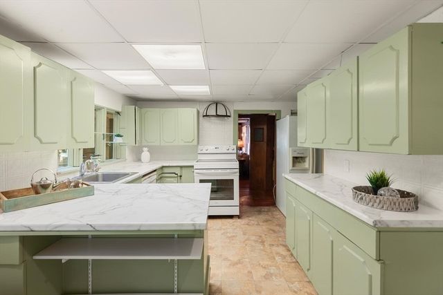 106 High St, Ipswich, MA 01938