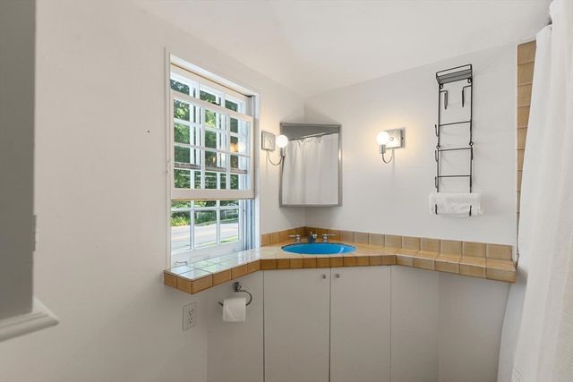 106 High St, Ipswich, MA 01938