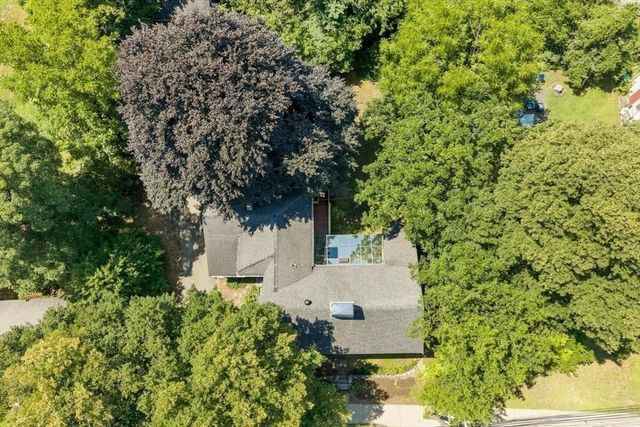 106 High St, Ipswich, MA 01938