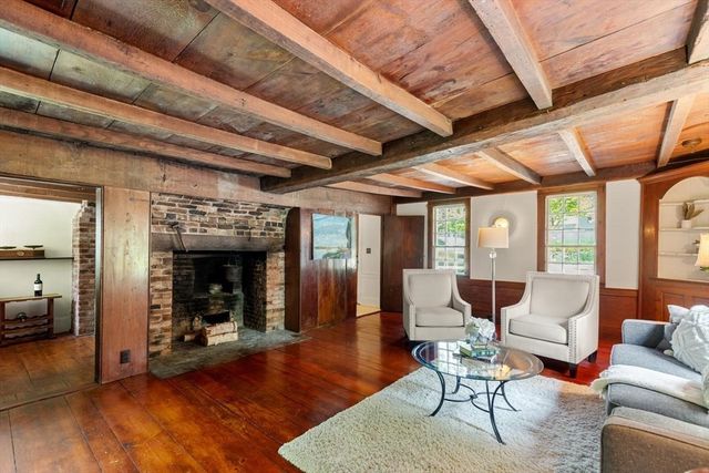 106 High St, Ipswich, MA 01938