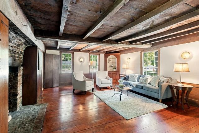 106 High St, Ipswich, MA 01938
