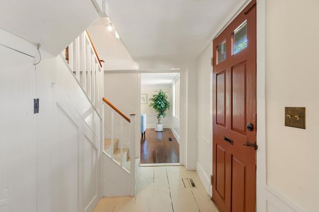 106 High St, Ipswich, MA 01938