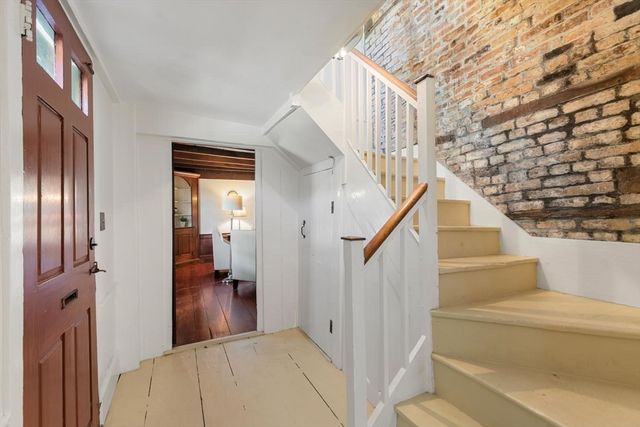 106 High St, Ipswich, MA 01938