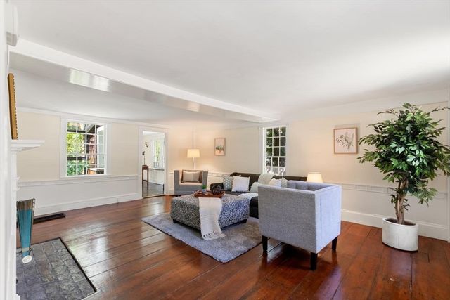 106 High St, Ipswich, MA 01938