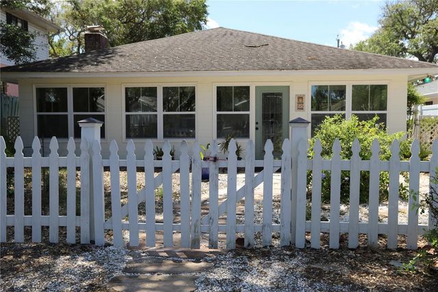 825 E 23RD AVENUE, New Smyrna Beach, FL 32169