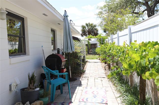 825 E 23RD AVENUE, New Smyrna Beach, FL 32169
