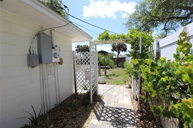 825 E 23RD AVENUE, New Smyrna Beach, FL 32169