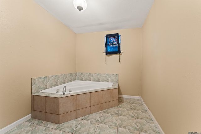 1054 Barkley Dr, Baton Rouge, LA 70810