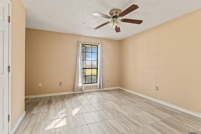 1054 Barkley Dr, Baton Rouge, LA 70810