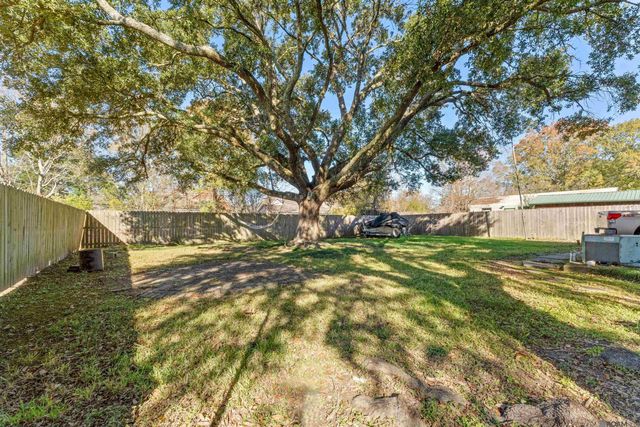 1054 Barkley Dr, Baton Rouge, LA 70810