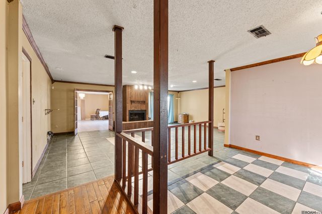 1054 Barkley Dr, Baton Rouge, LA 70810