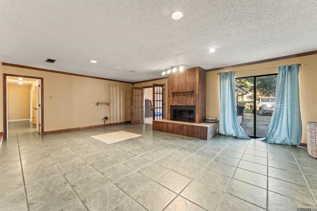 1054 Barkley Dr, Baton Rouge, LA 70810