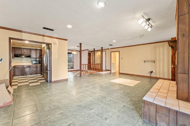 1054 Barkley Dr, Baton Rouge, LA 70810