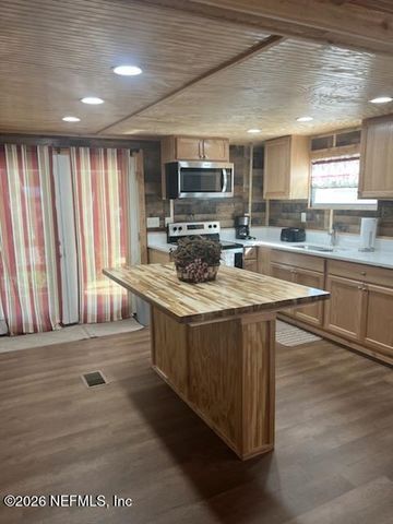 125 WILLIS Road, Hollister, FL 32147